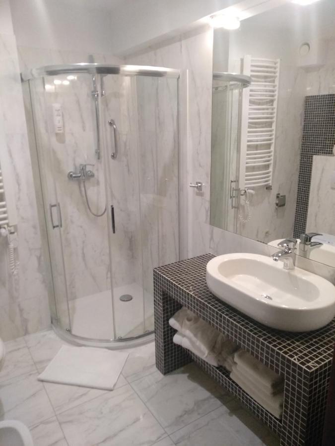 Hotel Prezydencki 4-Star เชชูฟ ภายนอก รูปภาพ