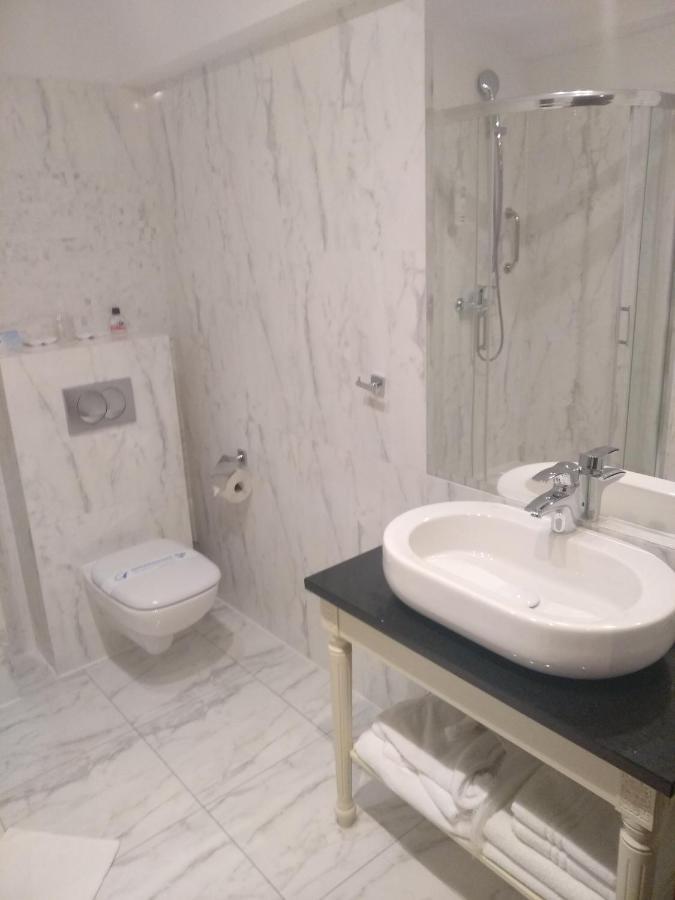 Hotel Prezydencki 4-Star เชชูฟ ภายนอก รูปภาพ