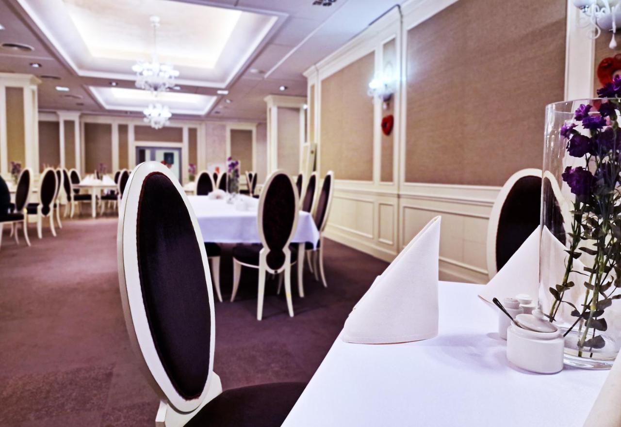 Hotel Prezydencki 4-Star เชชูฟ ภายนอก รูปภาพ