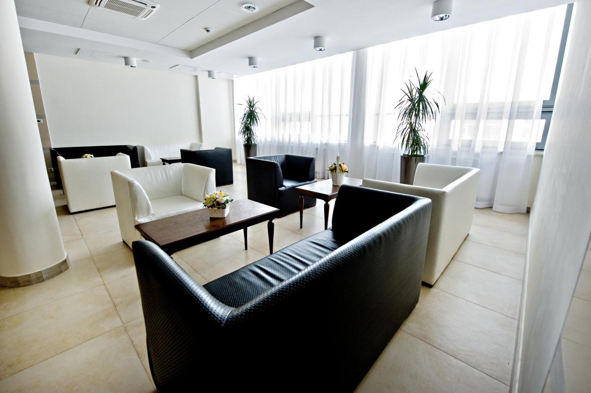 Hotel Prezydencki 4-Star เชชูฟ ภายนอก รูปภาพ