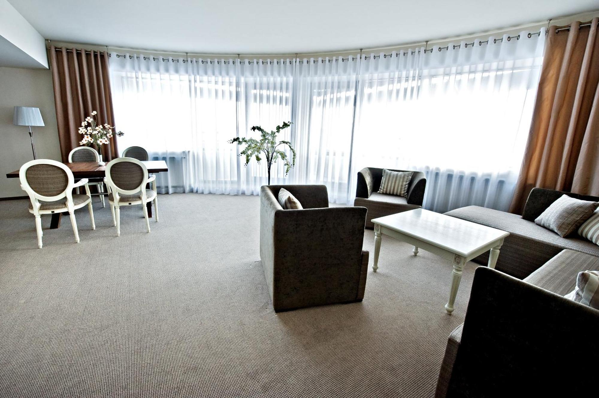Hotel Prezydencki 4-Star เชชูฟ ภายนอก รูปภาพ