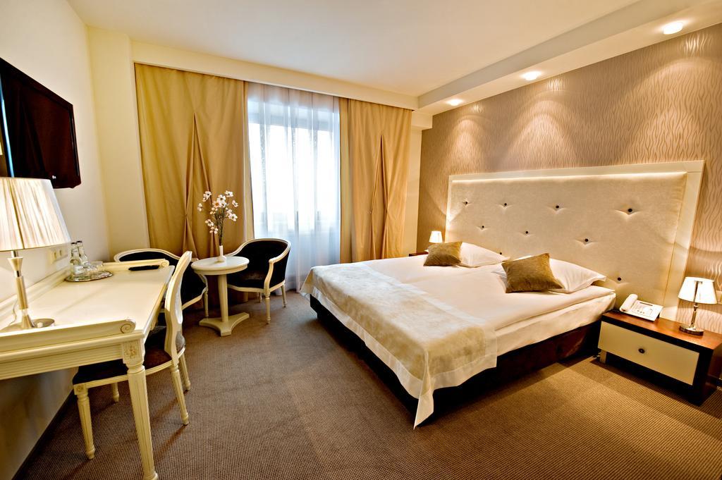 Hotel Prezydencki 4-Star เชชูฟ ห้อง รูปภาพ