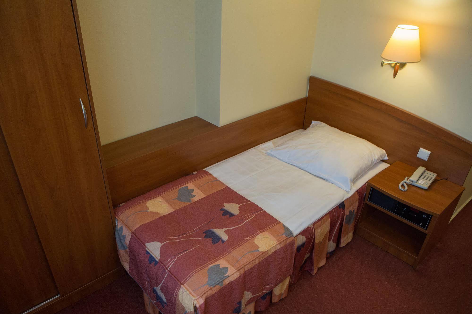 Hotel Prezydencki 4-Star เชชูฟ ภายนอก รูปภาพ