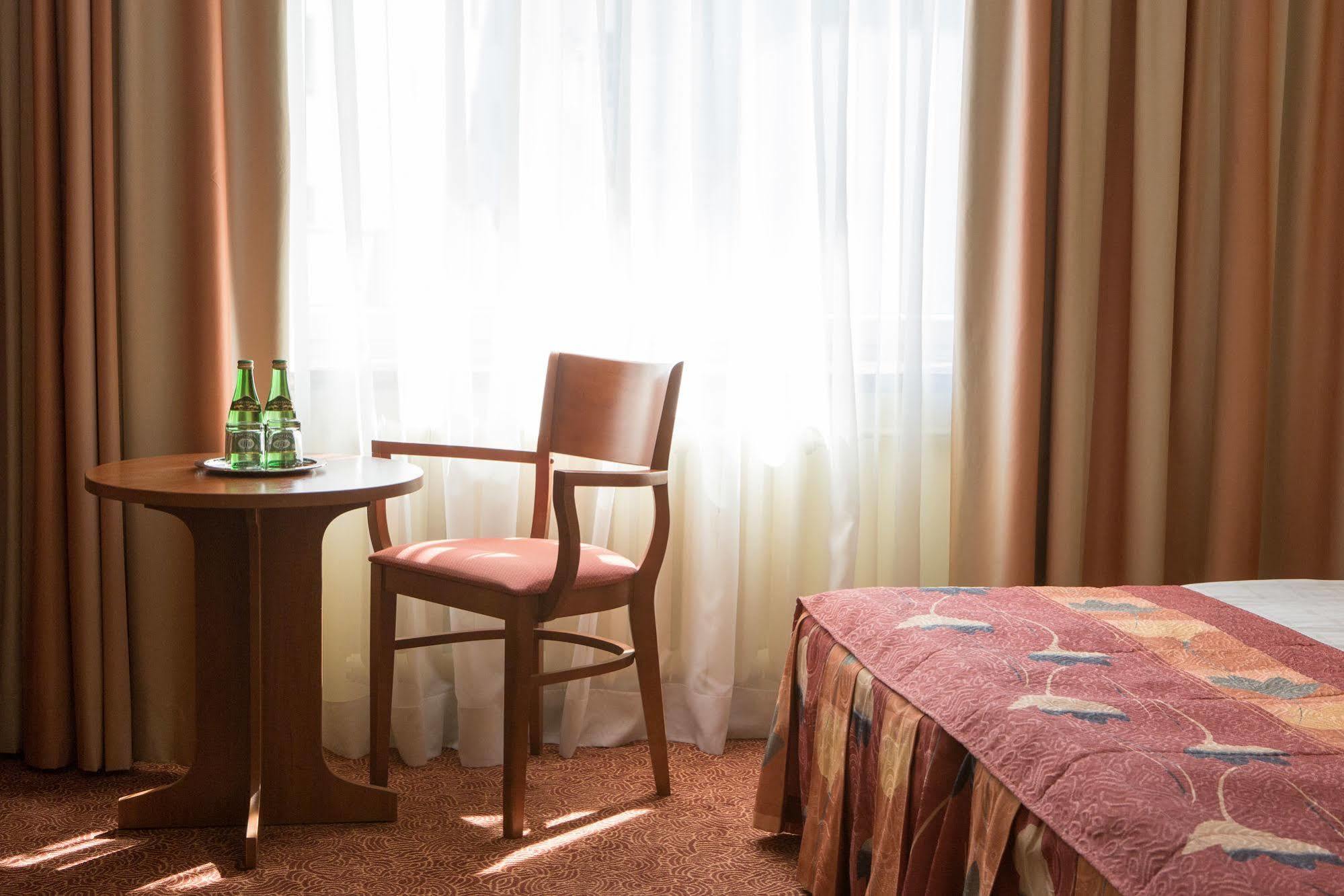 Hotel Prezydencki 4-Star เชชูฟ ภายนอก รูปภาพ